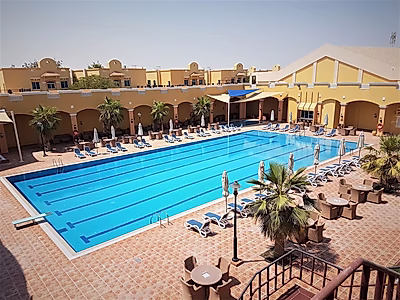 فيلا من 4 غرف نوم + خادمة نصف مفروشة في مجمع مناسب للعائلات