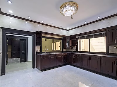 للبيع فيلا 6+خادمة في حزم المرخية