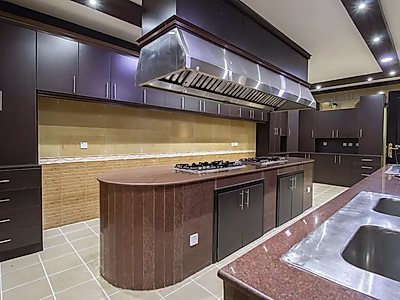 للبيع فيلا 6+خادمة في حزم المرخية