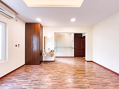 Luxurious Lagoon: Semi-Furnished 5-Bedroom Villa.