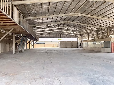 عائد استثمار 10% || حصري || موقع مميز || مستودع + أرض مفتوحة || 2500 متر مربع || منطقة صناعية