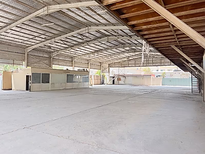 عائد استثمار 10% || حصري || موقع مميز || مستودع + أرض مفتوحة || 2500 متر مربع || منطقة صناعية