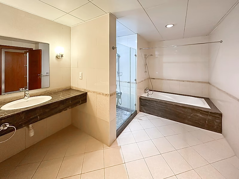 Spacious 2BR Apartment In Porto Arabia With Large Balcony | The Pearl - Qatar - Photo 9