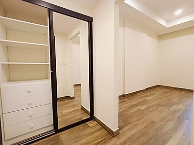 شقة واسعة مفروشة جزئيًا بغرفة نوم واحدة مع تراس جميل في لوسيل