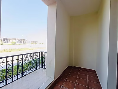 شقة واسعة مفروشة جزئيًا بغرفة نوم واحدة مع تراس جميل في لوسيل