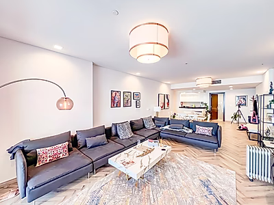 عائد استثمار مضمون | شقة مفروشة بها غرفتان + غرفة خادمة | بيرل