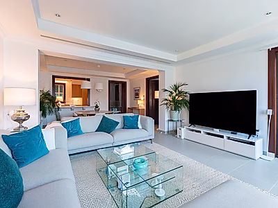 MODERN 1 BEDROOM TOWNHOUSE IN THE HEART OF MARINA