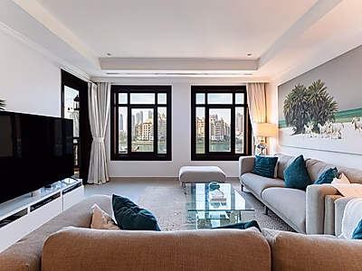 MODERN 1 BEDROOM TOWNHOUSE IN THE HEART OF MARINA