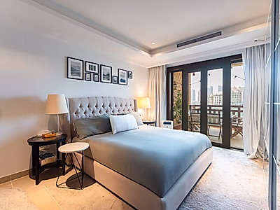 MODERN 1 BEDROOM TOWNHOUSE IN THE HEART OF MARINA