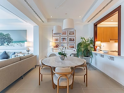 MODERN 1 BEDROOM TOWNHOUSE IN THE HEART OF MARINA