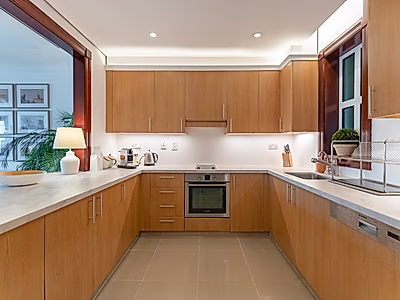 MODERN 1 BEDROOM TOWNHOUSE IN THE HEART OF MARINA