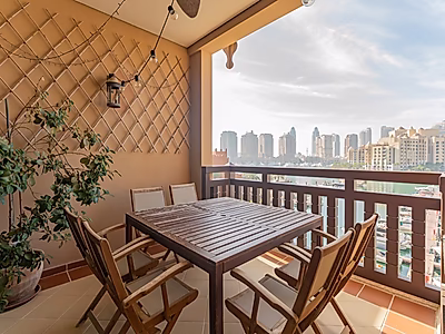 MODERN 1 BEDROOM TOWNHOUSE IN THE HEART OF MARINA