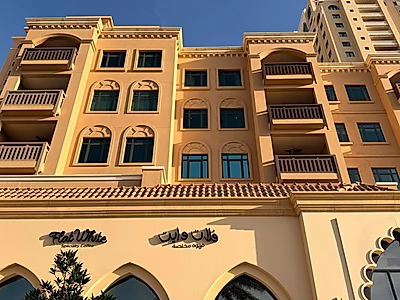 MODERN 1 BEDROOM TOWNHOUSE IN THE HEART OF MARINA