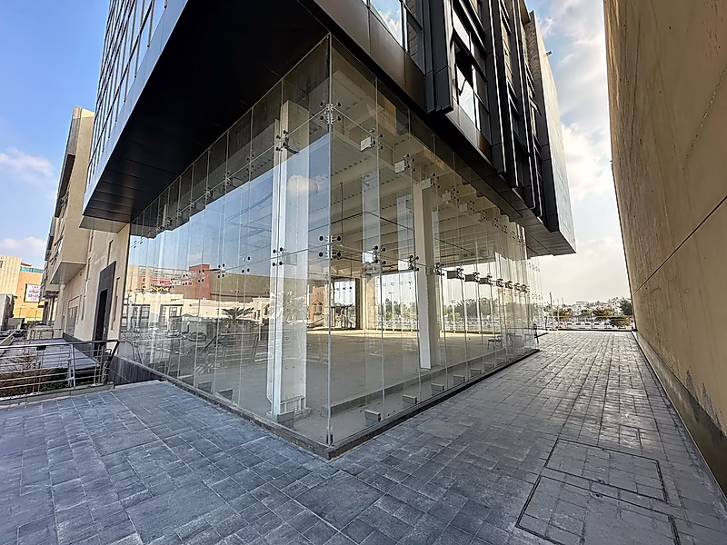 صالة عرض رئيسية للإيجار - 853 مترًا مربعًا على الطريق الرئيسي - Photo 2