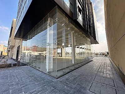 صالة عرض رئيسية للإيجار - 853 مترًا مربعًا على الطريق الرئيسي