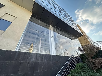 صالة عرض رئيسية للإيجار - 853 مترًا مربعًا على الطريق الرئيسي