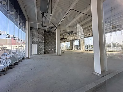 صالة عرض رئيسية للإيجار - 853 مترًا مربعًا على الطريق الرئيسي