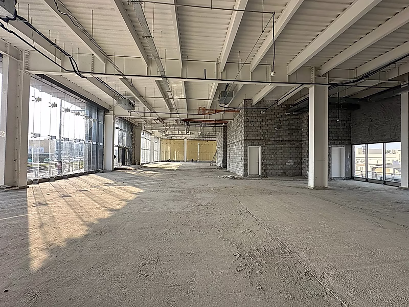 صالة عرض رئيسية للإيجار - 853 مترًا مربعًا على الطريق الرئيسي - Photo 1