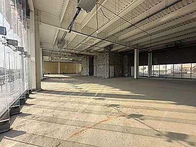 صالة عرض رئيسية للإيجار - 853 مترًا مربعًا على الطريق الرئيسي