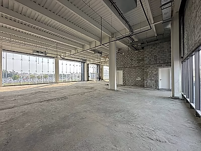 صالة عرض رئيسية للإيجار - 853 مترًا مربعًا على الطريق الرئيسي