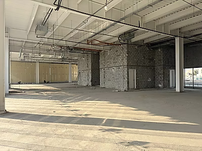 صالة عرض رئيسية للإيجار - 853 مترًا مربعًا على الطريق الرئيسي