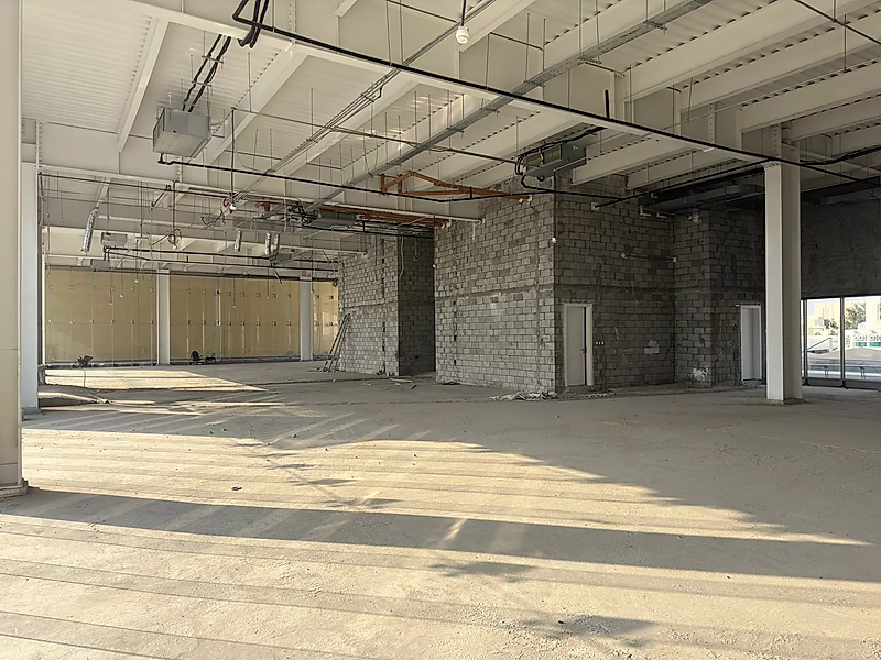 صالة عرض رئيسية للإيجار - 853 مترًا مربعًا على الطريق الرئيسي - Photo 14