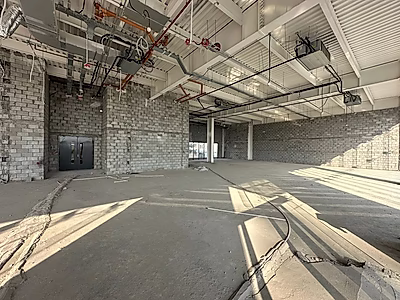 صالة عرض رئيسية للإيجار - 853 مترًا مربعًا على الطريق الرئيسي