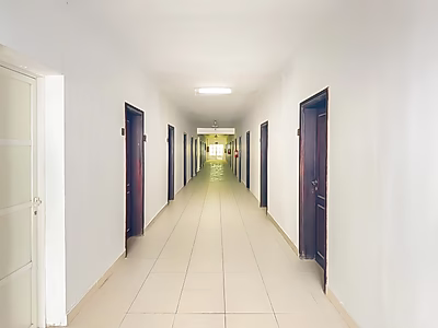 معسكر عمال واسع يحتوي على 57 غرفة للإيجار