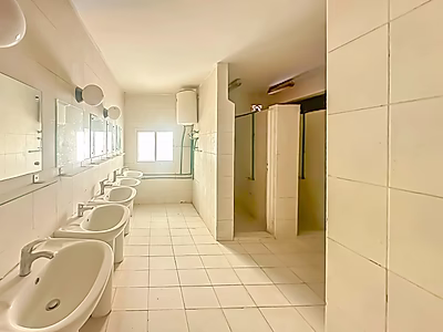 معسكر عمال واسع يحتوي على 57 غرفة للإيجار