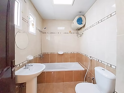 شقة 3 غرف نوم غير مفروشة للإيجار