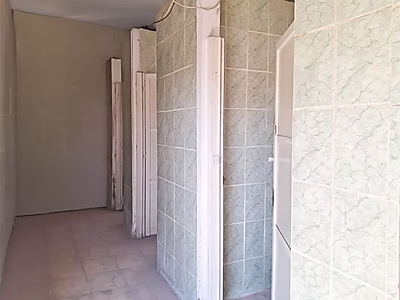 ورشة ألمنيوم ونجارة مع غرف عمال للإيجار في المنطقة الصناعية