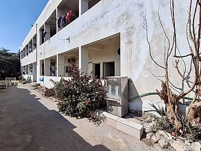 ورشة ألمنيوم ونجارة مع غرف عمال للإيجار في المنطقة الصناعية