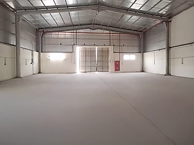 للبيع: معسكر عمال يتكون من 42 غرفة و 3 مستودعات في منطقة صناعية متميزة