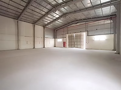 للبيع: معسكر عمال يتكون من 42 غرفة و 3 مستودعات في منطقة صناعية متميزة