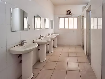 للبيع: معسكر عمال يتكون من 42 غرفة و 3 مستودعات في منطقة صناعية متميزة