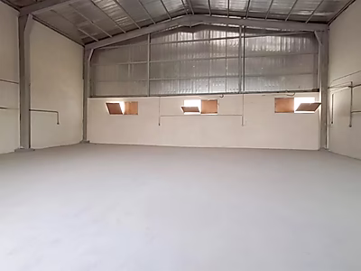 للبيع: معسكر عمال يتكون من 42 غرفة و 3 مستودعات في منطقة صناعية متميزة