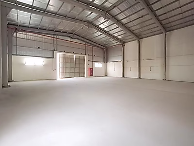 للبيع: معسكر عمال يتكون من 42 غرفة و 3 مستودعات في منطقة صناعية متميزة