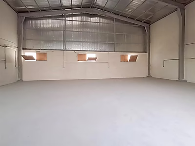 للبيع: معسكر عمال يتكون من 42 غرفة و 3 مستودعات في منطقة صناعية متميزة