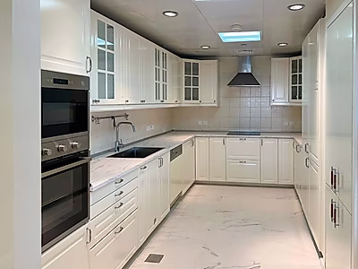 Hot Deal 2-Bedroom Apartment in Porto Arabia - With title Deed