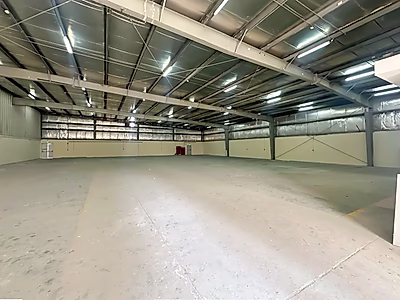 مستودع بمساحة 1000 متر مربع مع مكاتب في منطقة صناعية