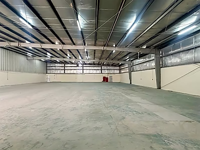 مستودع بمساحة 1000 متر مربع مع مكاتب في منطقة صناعية