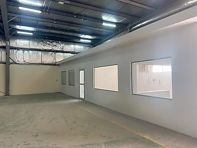 مستودع بمساحة 1000 متر مربع مع مكاتب في منطقة صناعية