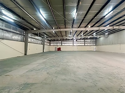 مستودع بمساحة 1000 متر مربع مع مكاتب في منطقة صناعية