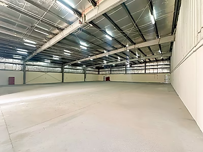 مستودع بمساحة 1000 متر مربع مع مكاتب في منطقة صناعية