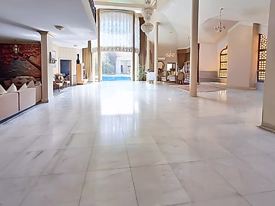 فيلا مستقلة واسعة شبه مفروشة للإيجار في الدحيل