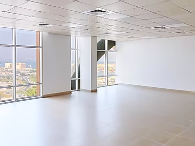 مساحة مكتبية مميزة 95 متر مربع في الكورنيش – تطل على البحر