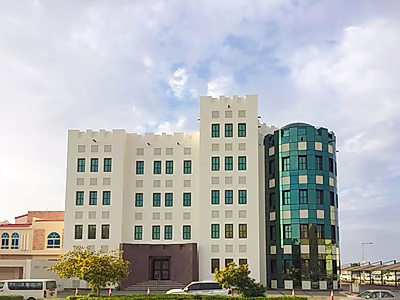 960 م2، مساحة تجارية مفتوحة || فترة سماح || موقع متميز ومرموق || رؤية عالية || مواقف سيارات واسعة