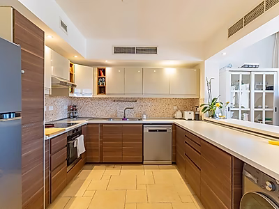 بنتهاوس فاخر من 5 غرف نوم مع تراس على السطح وإطلالات خلابة في قناة كارتييه