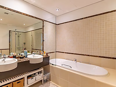 بنتهاوس فاخر من 5 غرف نوم مع تراس على السطح وإطلالات خلابة في قناة كارتييه