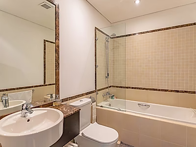 بنتهاوس فاخر من 5 غرف نوم مع تراس على السطح وإطلالات خلابة في قناة كارتييه